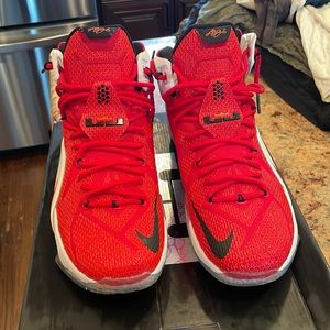 LEBRON XII - HYPER CRIMSON